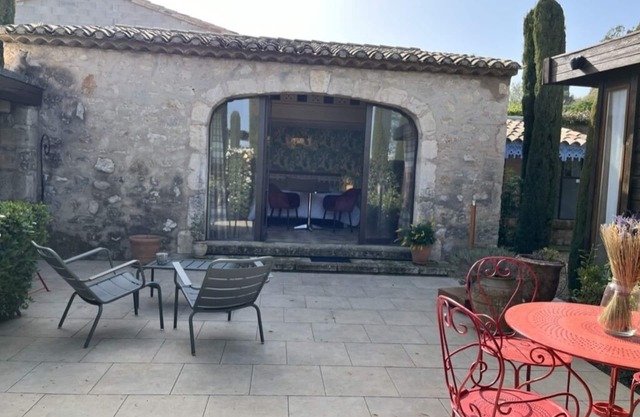 Cosy retreat in Eygalieres with artist studio. Walking distance to the village