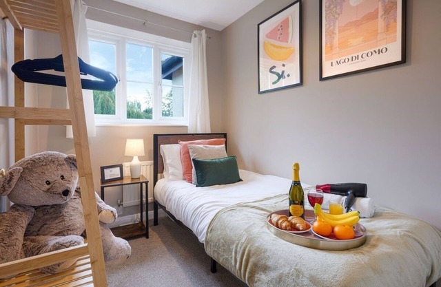 Cosy single room shared bathroom