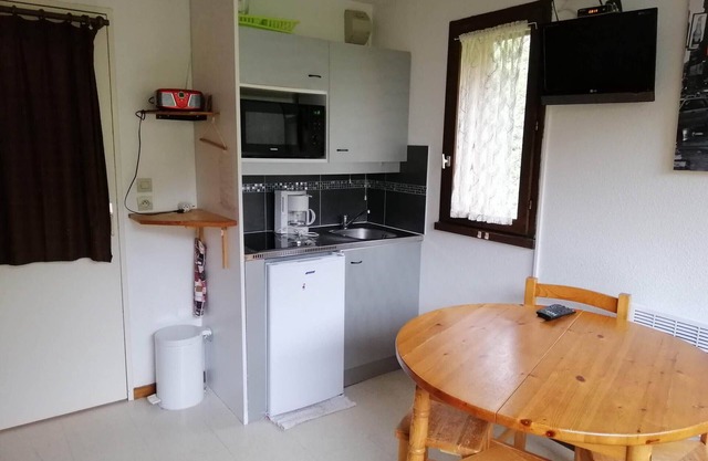 Estudio cabina acogedor con balcón y equipamientos