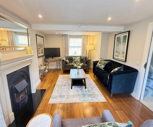 Cosy Town House - 3 minute walk to town centre with free parking and wifi sleeps 6