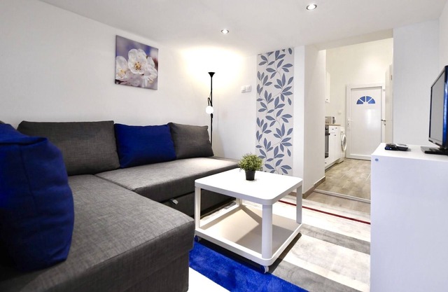 Cosy two bedroom flat in Rottenbiller str, Sky