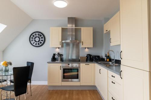 Cotels - The Millhouse NEWLY REFURBISHED MODERN APARTMENTS WITH ULTRAFAST BROADBAND, FREE PARKING & A WORK DESK