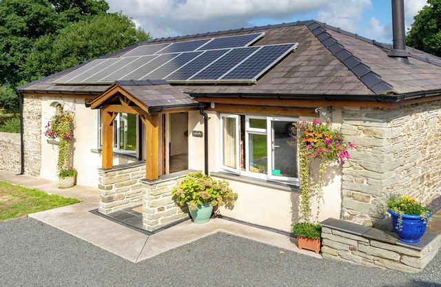 COTHI COTTAGE, pet friendly, luxury holiday cottage in Cenarth