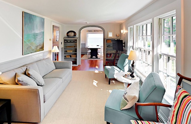 Cottage by the sea in Woods Hole with private beach - near Falmouth & ferry