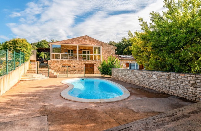 Casa rural 'De Vacances' con piscina compartida, Wi-Fi y aire acondicionado