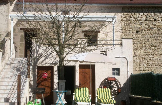 Gîte indépendant avec jardin privatif, proche de la Sioule, climatisé, Wifi, idéal pour 4 pers.