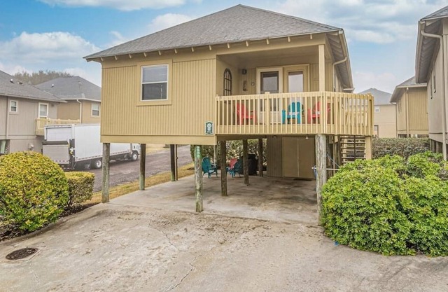 Cottage House - Steps to the Beach with Pool