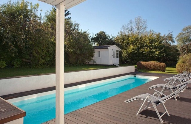 Cottage en motivos como el parque con piscina climatizada