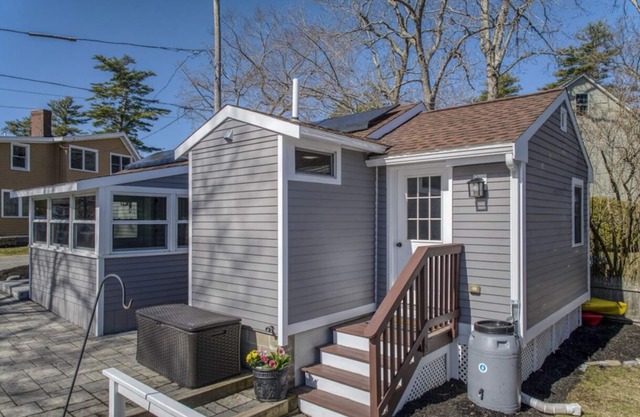 Cottage on Lake Attitash with AC, WiFi, parking - Long term rental, pets OK
