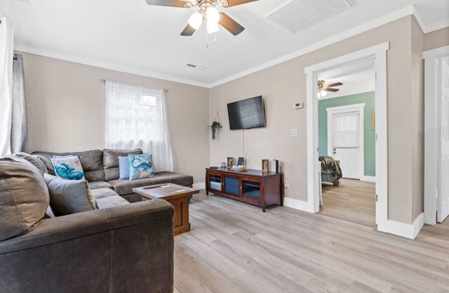 Cottage Walking Distance to the Beach W/ E-Bikes