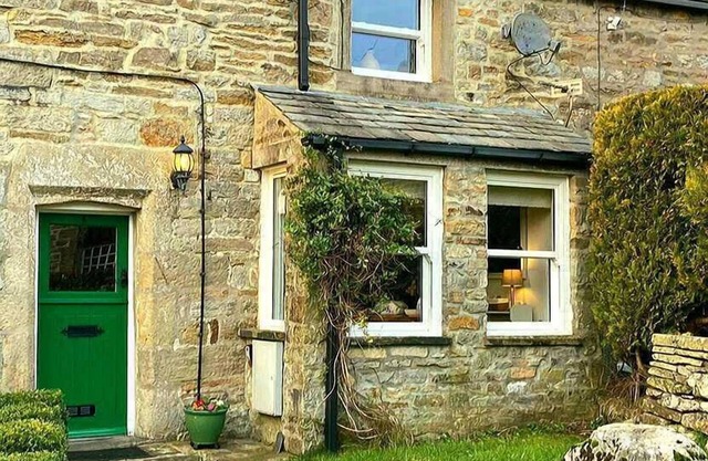 Cottage with pretty garden and views. 2 mins from cobbled square, pubs/amenities