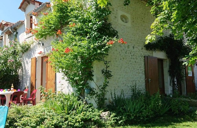 Casa rural 3 hab. con jardín, chimenea, se admiten mascotas, WIFI, parking, cerca de ocio y castillos