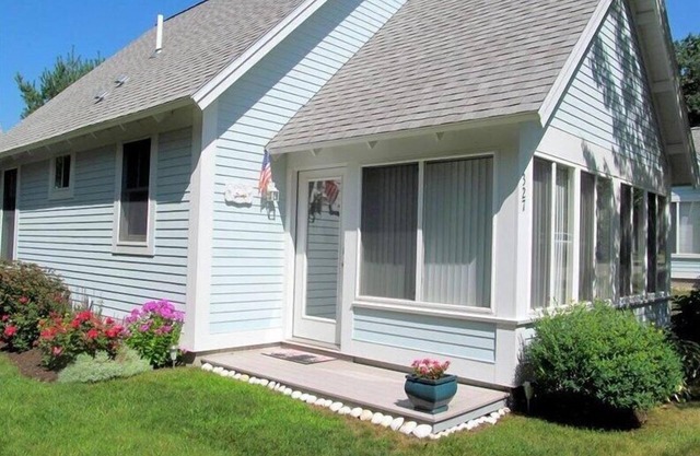 Cottages at Summer Village, fully furnished cottage, Wi-fi, heated pools, hot tub