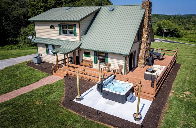 Country Chateau w/ HOT TUB - Wineries + Hiking
