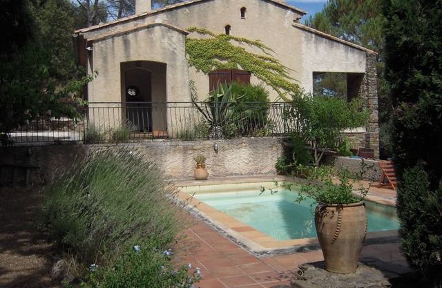 Casa de campo de 150 m2, 7,000m2 de terrazas arboladas, cerca del pueblo provenzal