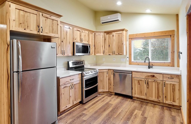 Country Home w/mtn and vineyard view 5/m to Willamette Vine. or Enchanted forest