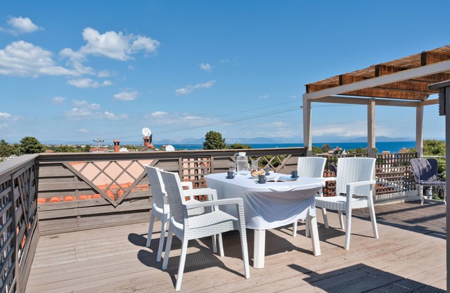 Casa rural 'Beach Family House In Artemida' con vistas al mar, Wi-Fi y aire acondicionado