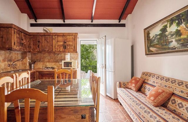 Casa rural 'Cortijo De Las Flores 2' con piscina compartida, terraza compartida y jardín compartido