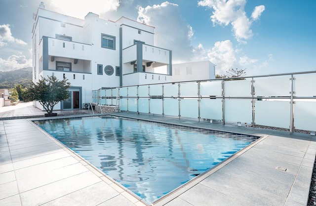 Casa de campo 'White Pearl Apolakkia 1' con piscina comunitaria, terraza compartida y Wi-Fi