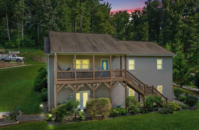 Country Road Retreat: A Cozy, Pet-Friendly Stay Near Asheville with a Hot Tub & Fireplace