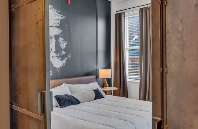 Country Row and Vanderbilt in West End Nash A1 location Sleeps 4