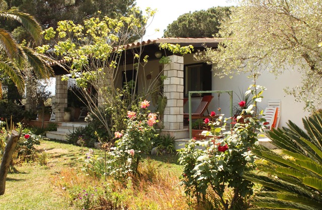 Casa de campo cerca del mar con jardín