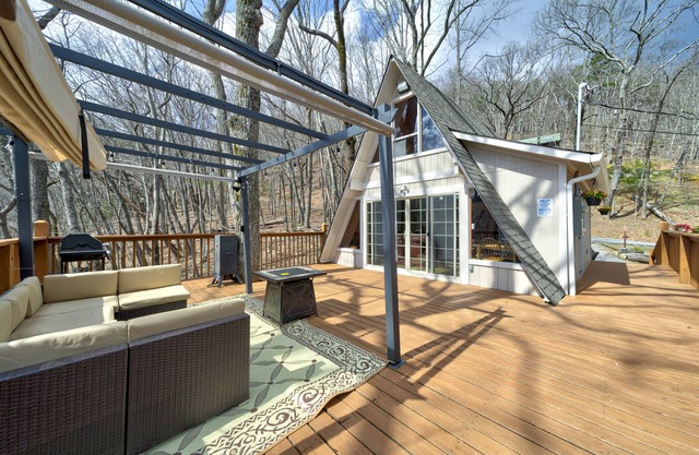 Countryside A-frame with alfresco deck, amazing views & hot tub