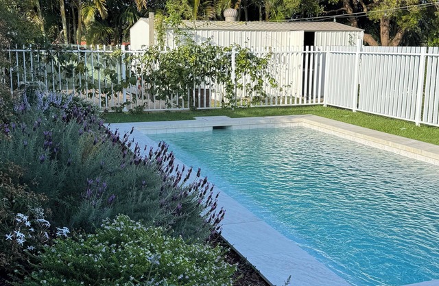 Countryside Cottage - Family Friendly Poolside Oasis 5 mins from town!