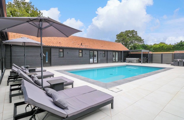 COUNTY FARM BARN, family friendly, with pool in South Walsham