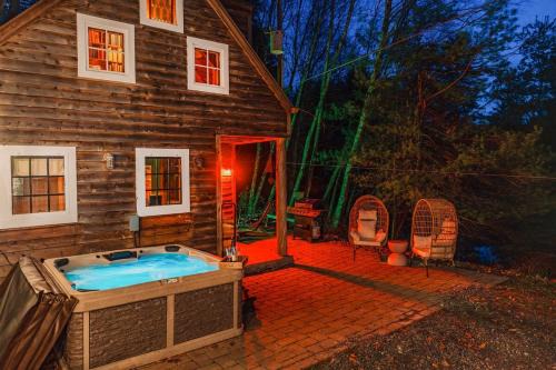 Couple's Serenity Cabin with Hot Tub
