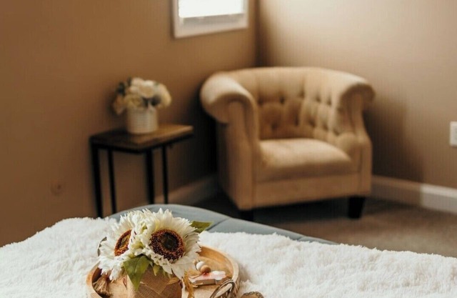 Couples Getaway - Guesthouse/ In-Law Suite with Jacuzzi/Sauna/Pool