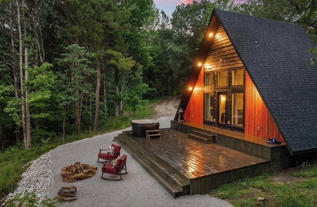 Couples Retreat with Hot Tub & View!