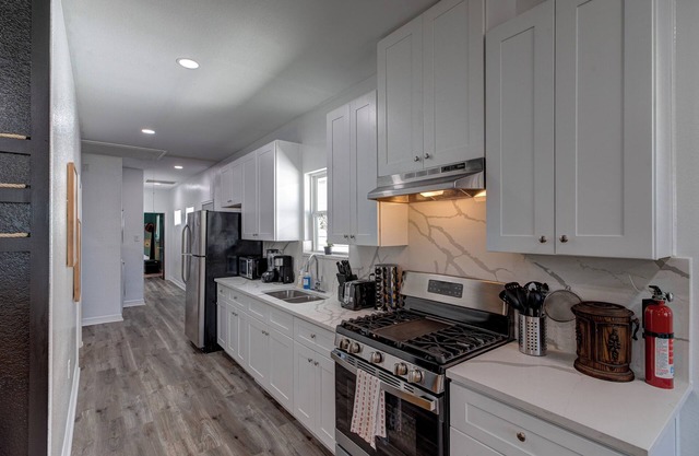 Cowboy Ranch House – Stylish 3 BDR, Pet Friendly!