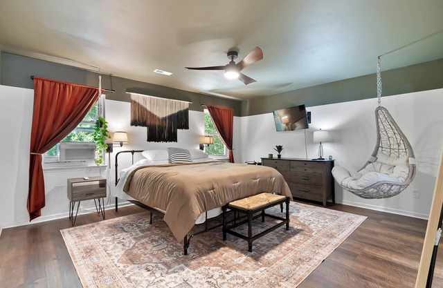 Coziest 2-bedroom townhome in Prime Raleigh, lake access location