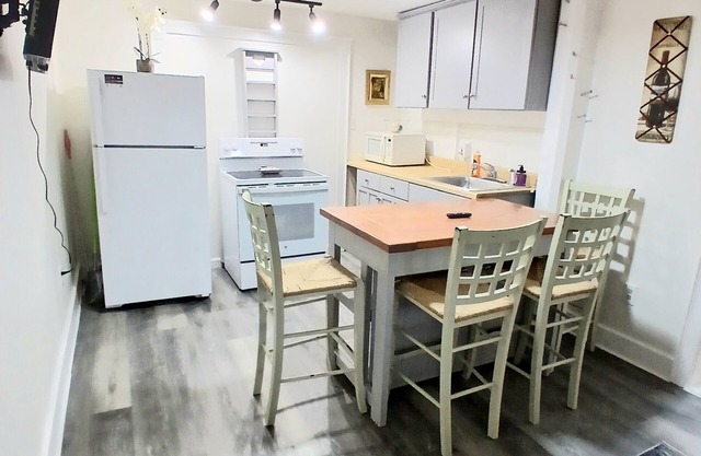 Cozy 1-bedroom apartment in charming Old Orchard Beach with AC, WiFi