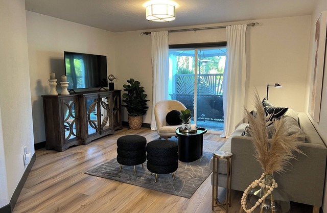 Cozy 1-bedroom guest house in enjoyable Redlands with AC, WiFi, outdoor patio.