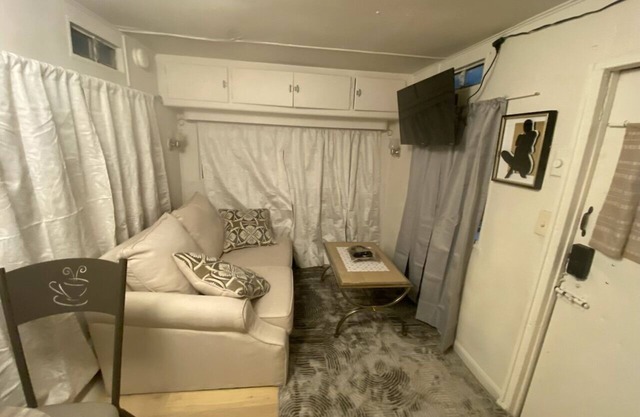 Cozy 1-bedroom mobile home with WiFi, AC in charming Silver City