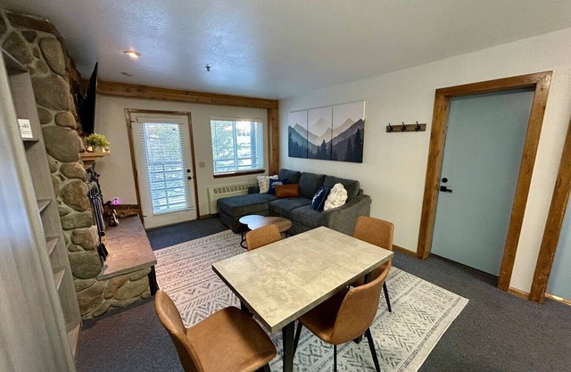 Cozy 1BD/2BA Condo - Steps from Ski Lifts, Hot Tub