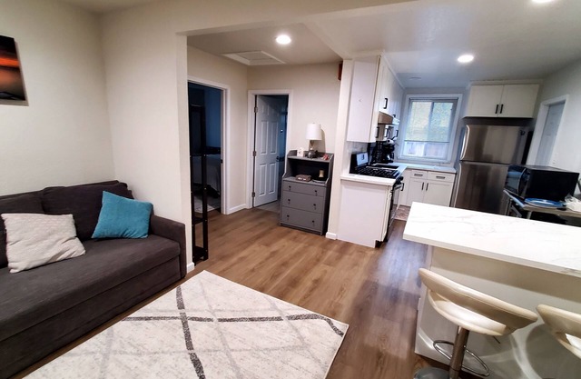 Cozy 2 bdr unit in the center of East bay