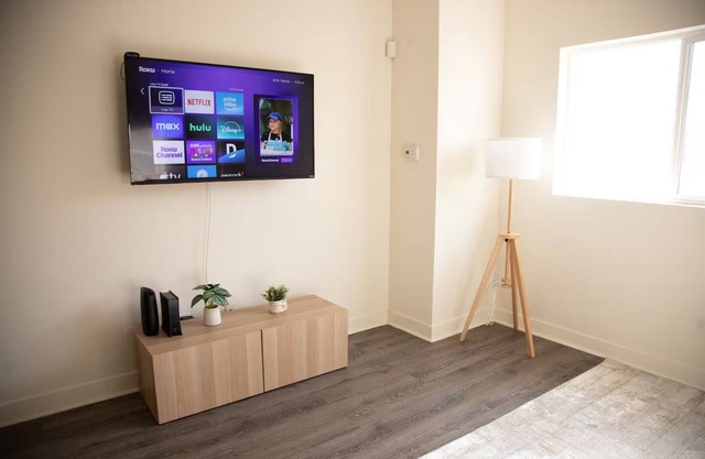 Cozy 2-bed, 2-bath condo WiFi, AC, near lake and shopping centers in Corona.