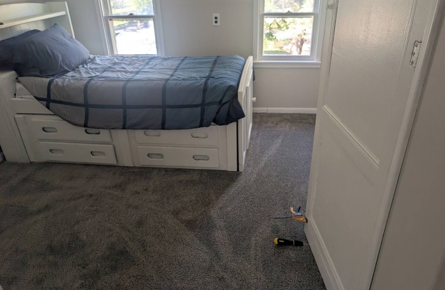 Cozy 2-BEDROOM 1 BATH HOUSE ONE BLOCK FROM HOSPITAL.