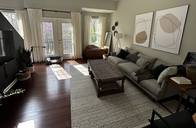 Cozy 2-bedroom apartment with WiFi, AC, pool in charming Broad Ripple.