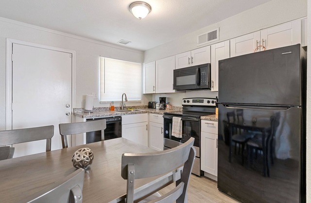 Cozy 2 Bedroom Apartment with WiFi & AC in Casa Grande