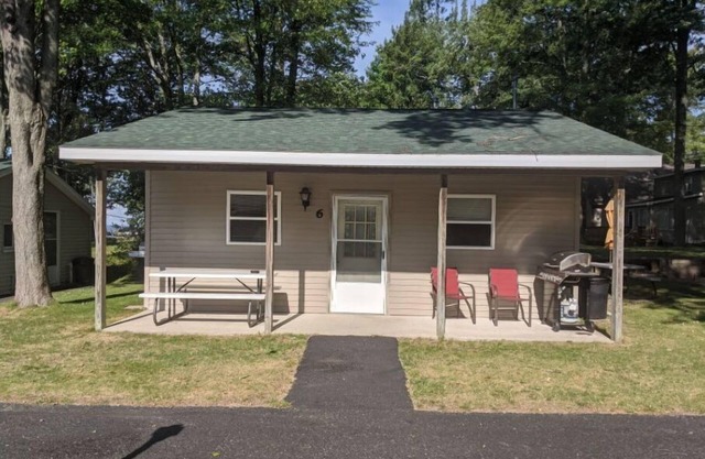 Cozy 2-bedroom cabin with lake view and access.