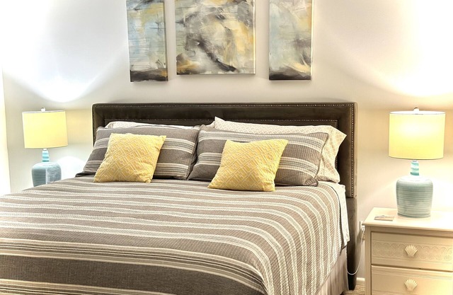 Cozy 2-bedroom condo with AC, WiFi in fantastic Naples