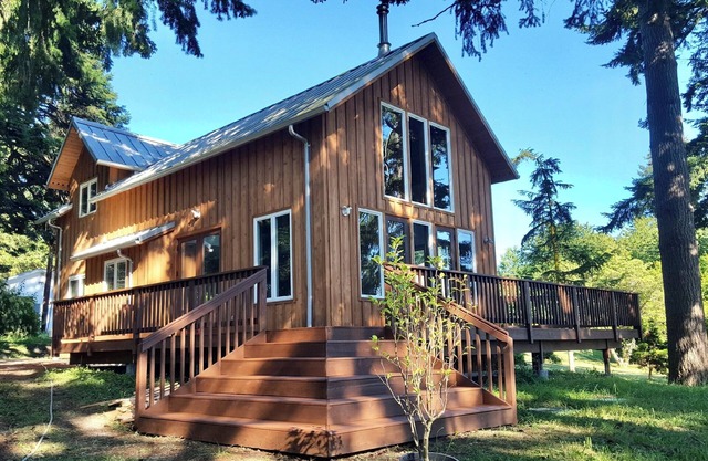 Cozy 2-bedroom cottage on welcoming Camano Island with great sunset views!