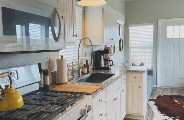 Cozy 2-bedroom guest house with WiFi, AC in peaceful Gazelle!