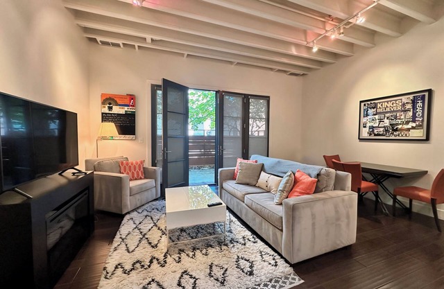 Cozy 2 bedroom house 5 minutes to downtown and UC Davis Medical