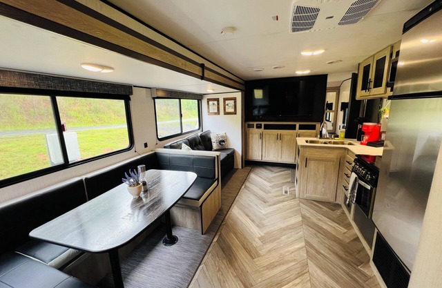 Cozy 2-bedroom RV with AC, WiFi in lovely Jacksonville