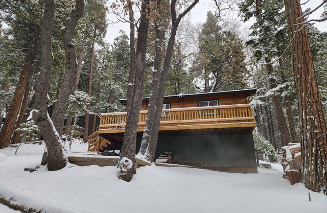 Cozy 2-bedroom Cedar cabin in charming Sequoia National Park with WiFi